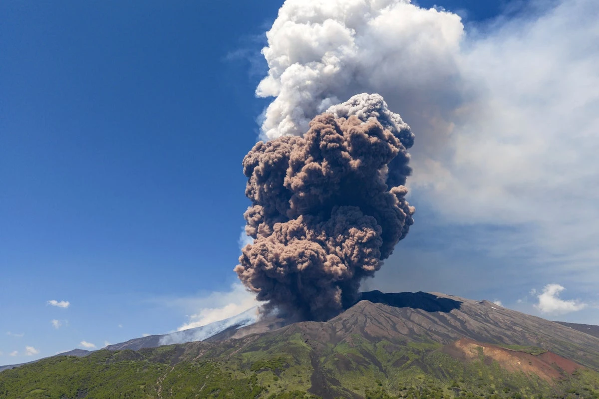Volcanologist reveals exactly what happened at Mount Etna