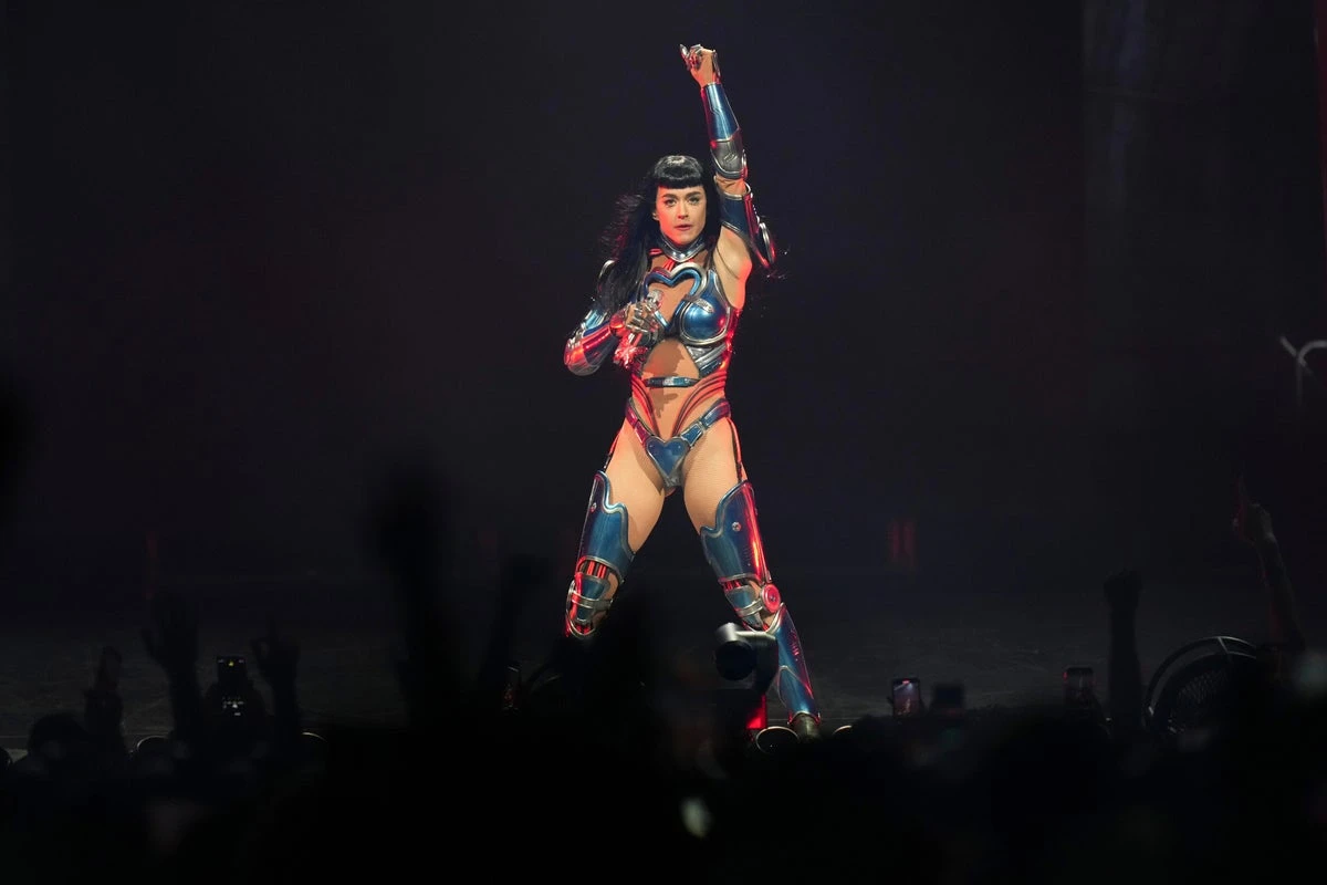 Katy Perry goes unnoticed by Scotland's soccer coach as his team shares a hotel with pop star