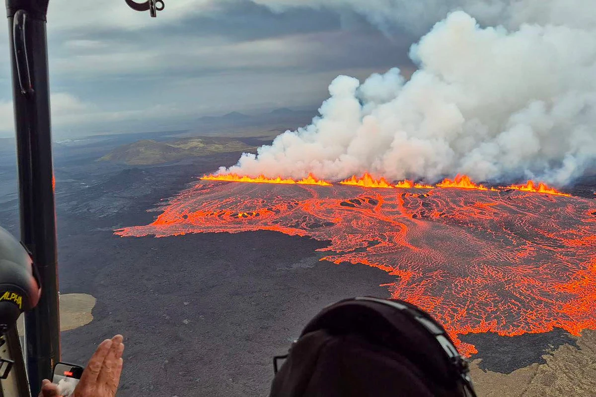 Huge wall of fire expands to the north - Live