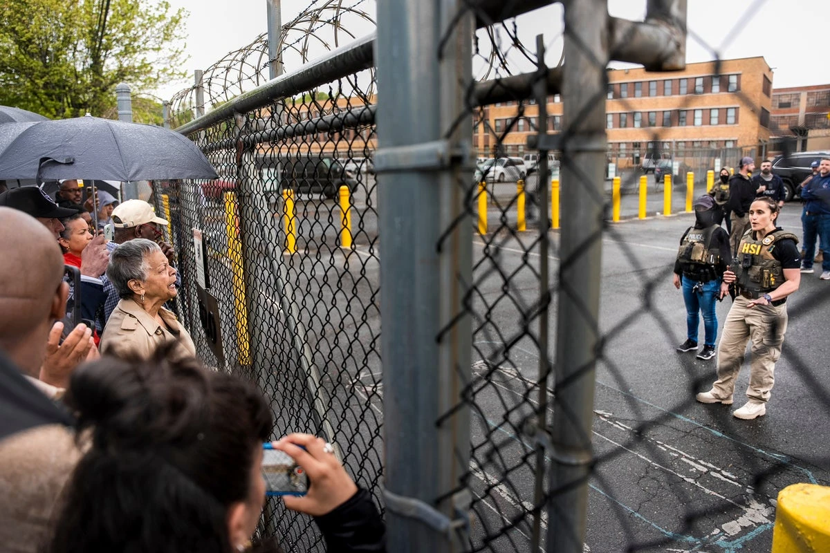 DHS threatens to arrest congressmen after ICE detention center scuffle