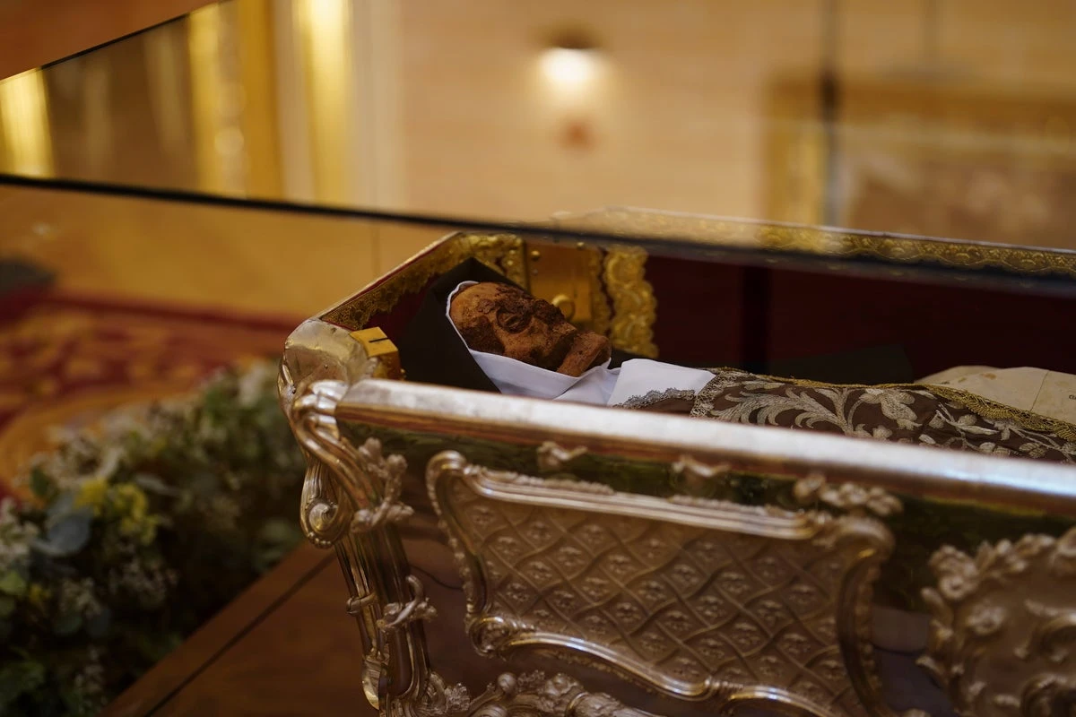 Thousands flock to see corpse of Spanish saint 440 years after death