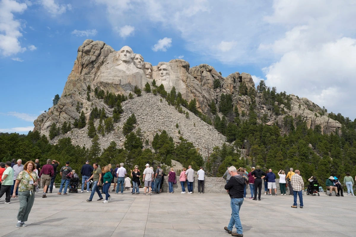Mount Rushmore tourists hit with air quality warning