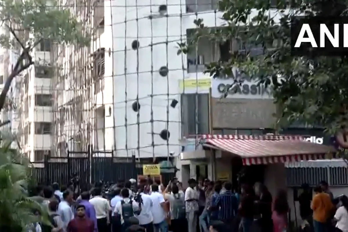 Police shoot dead man who took 17 children hostage at acting school