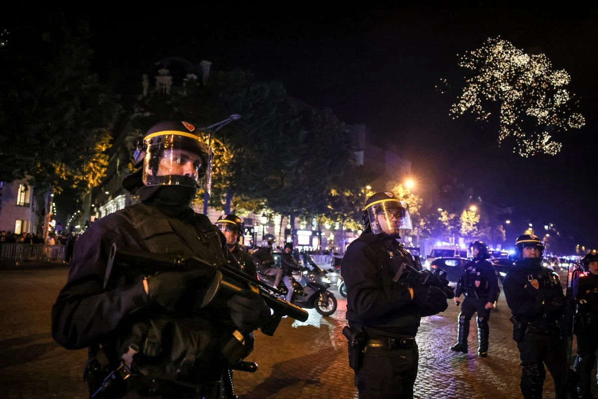 Three in hospital being hit by car in Paris after PSG win