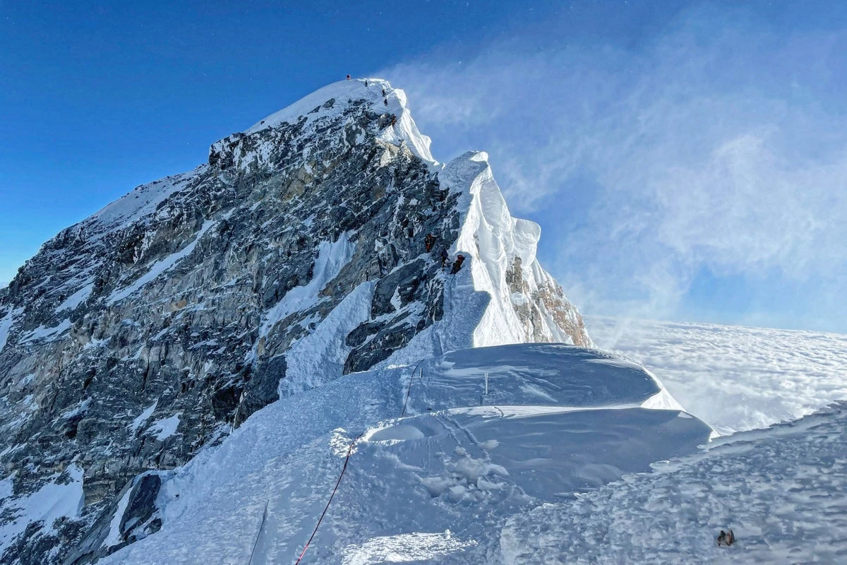 Everest guide defends controversial use of xenon in record climbs