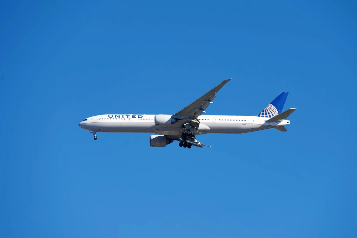New recording reveals moment United flight suffers engine failure