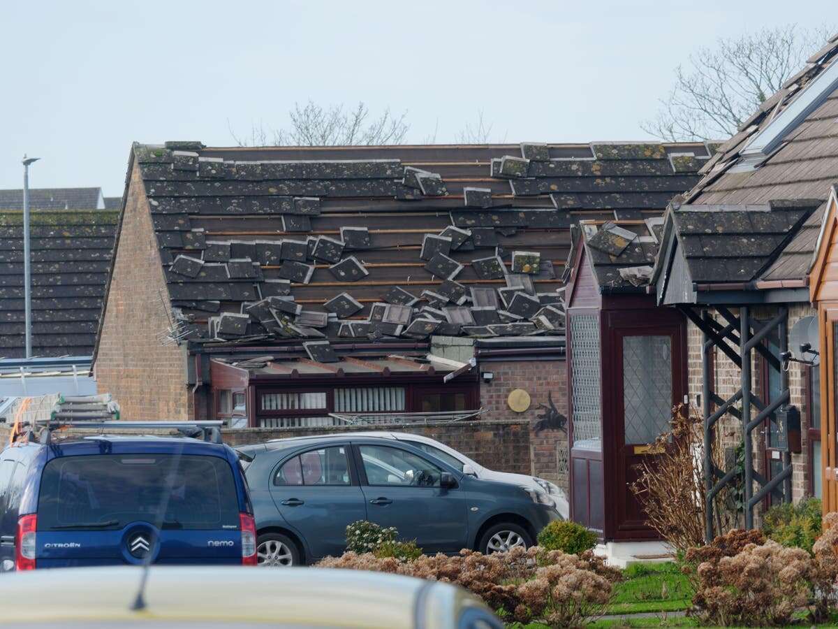 ‘Mini-tornado’ rips through Cornish resort town