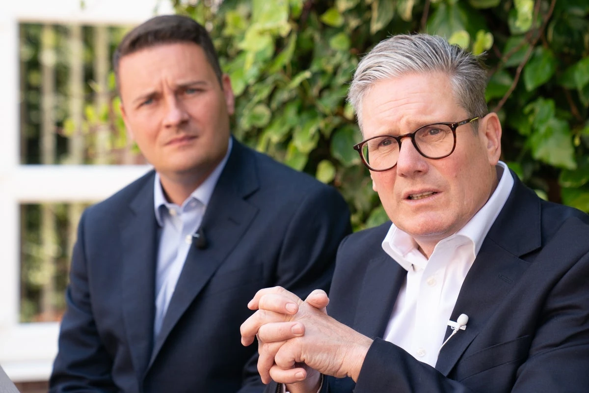 Starmer latest: Streeting ‘poised for bid’ as key aides resign