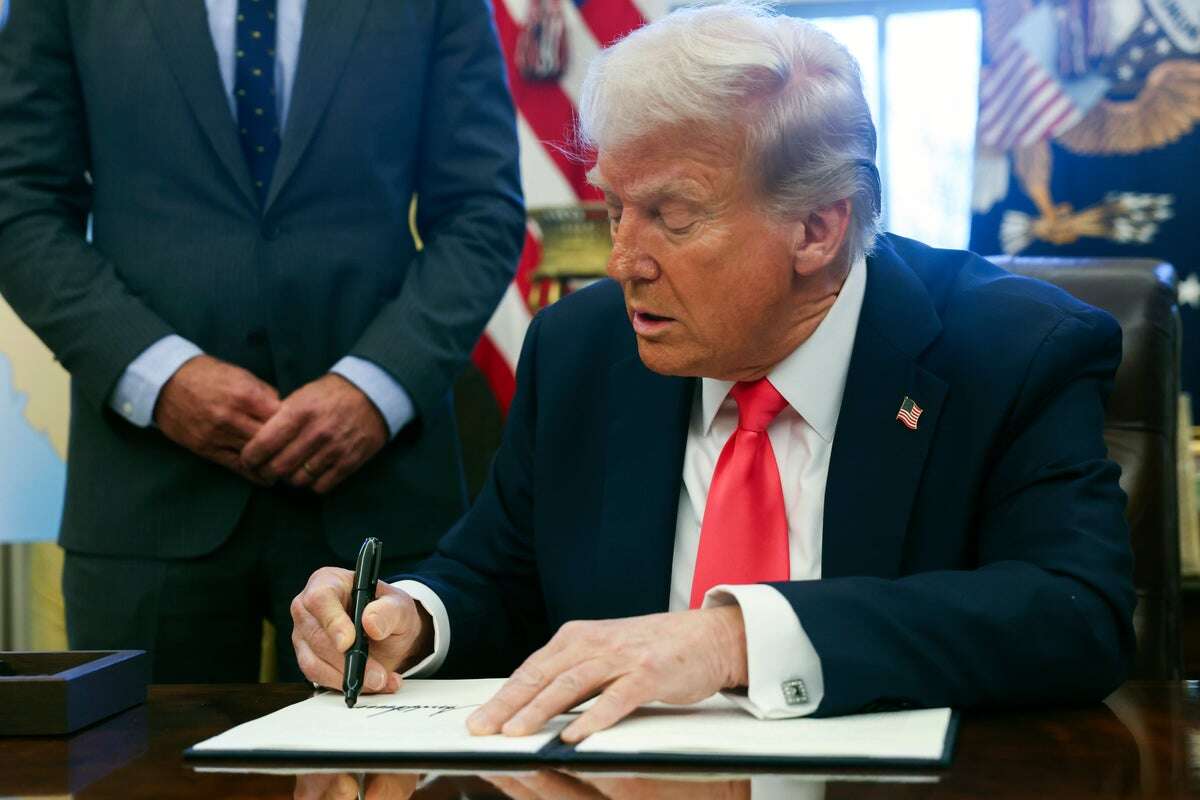 Trump signs executive order making English official language of US