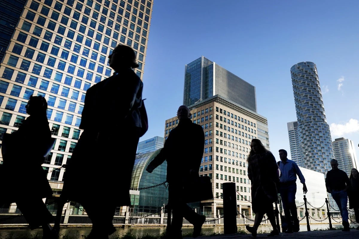 Net migration ‘will halve again to 200,000 amid worsening job market’