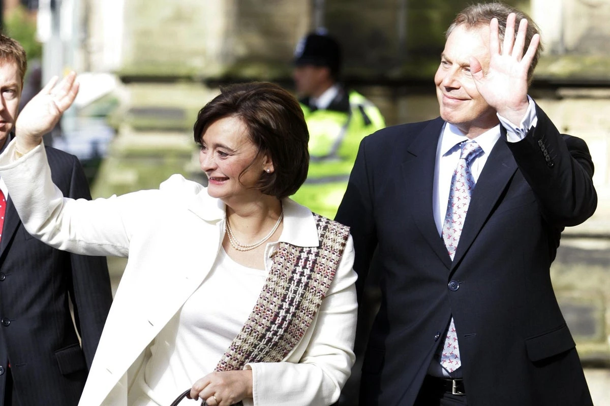 Tony Blair urged to repay £10,000 for discounts on designer clothes