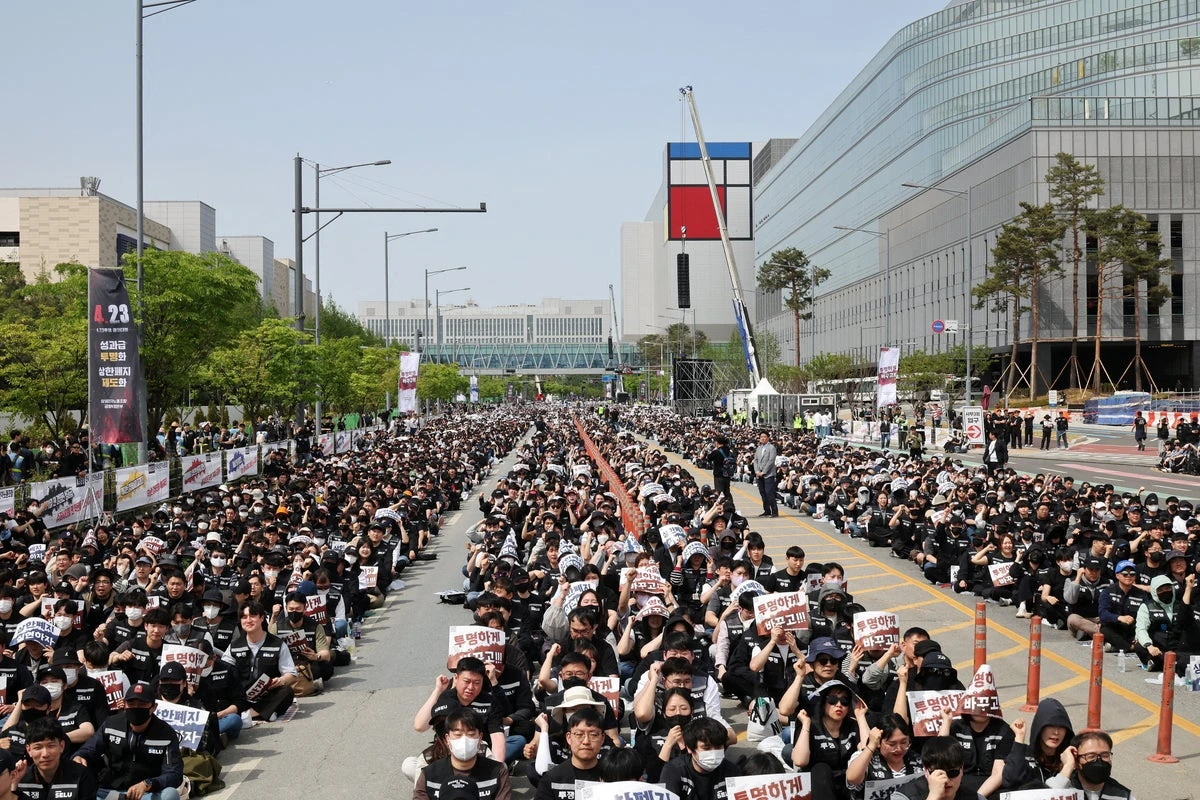 Samsung holds last-minute talks to cancel its biggest ever strike
