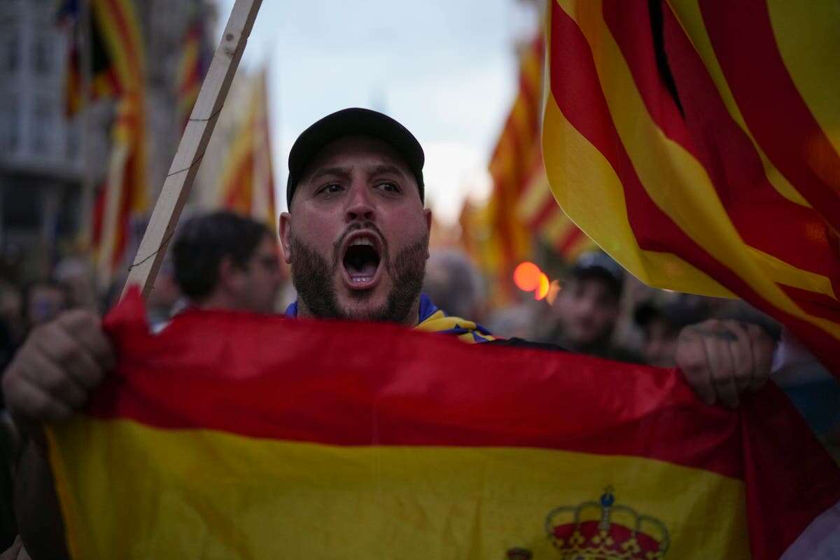 Anger grows over Valencia chief’s long lunch on day of floods