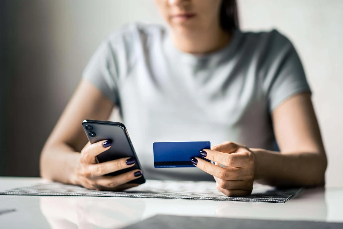 Britons could gain £3,500 by letting bank app give money tips, study finds