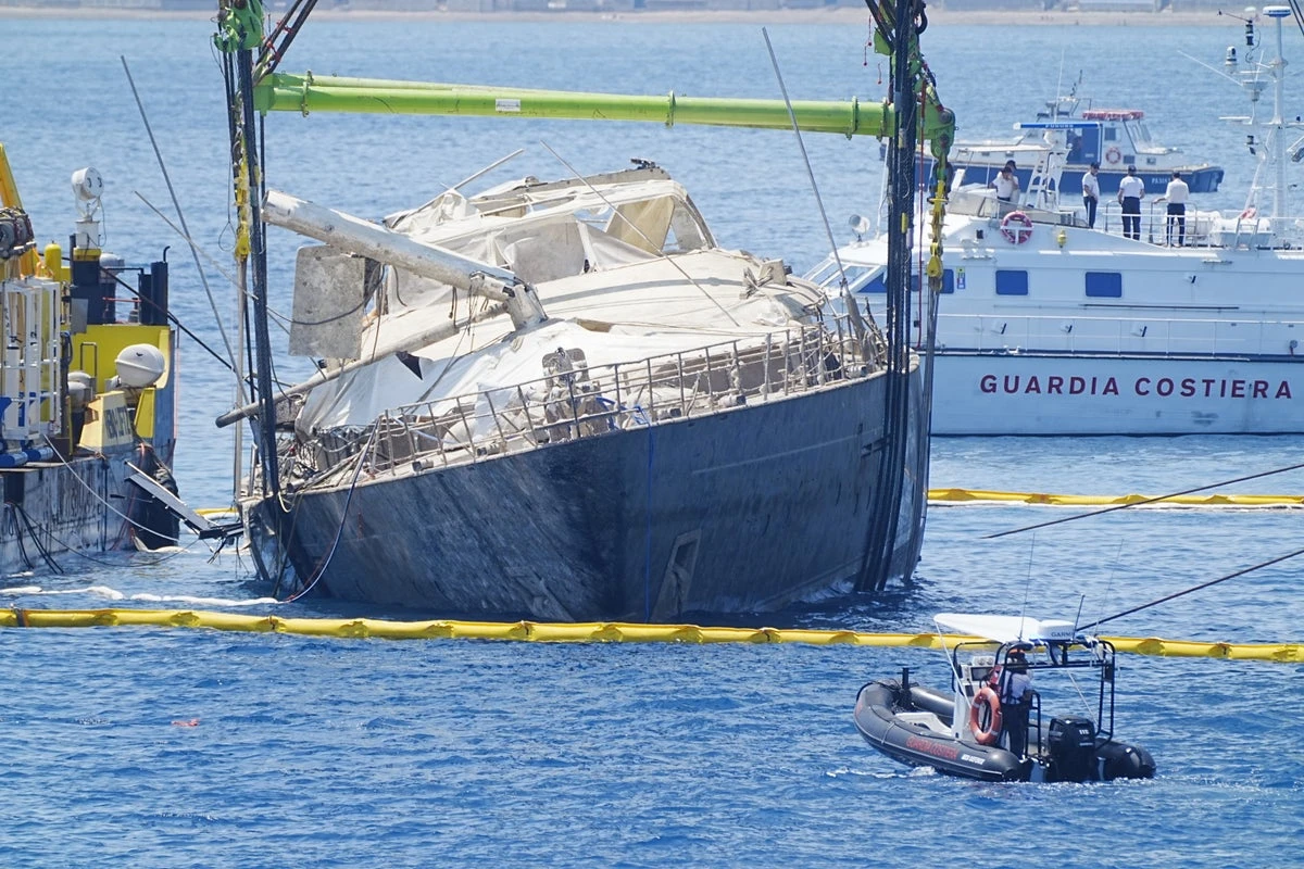What caused the luxury Bayesian superyacht to sink?