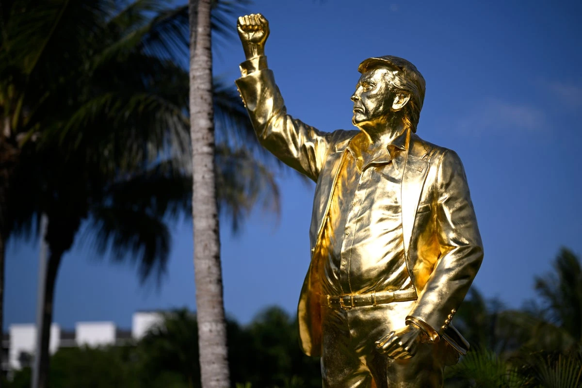Trump’s giant gold statue divides members at his golf club