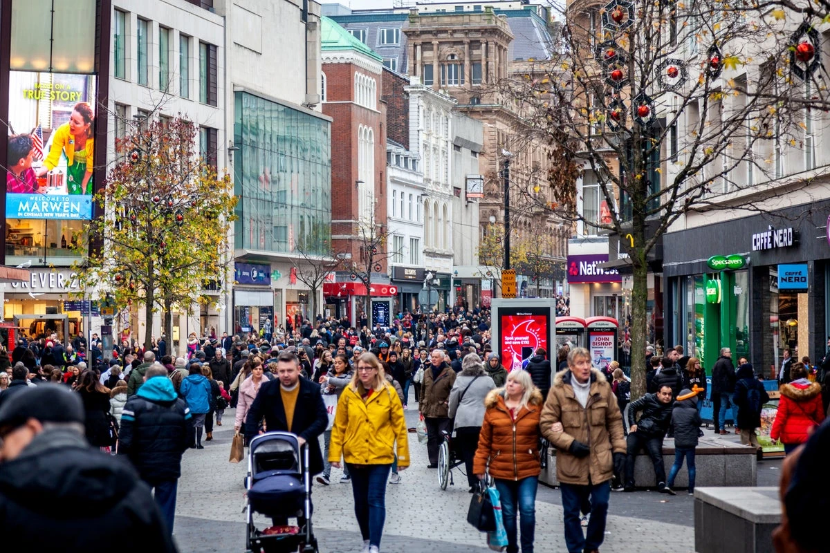 Spending falls to lowest point in year as businesses deal with costs