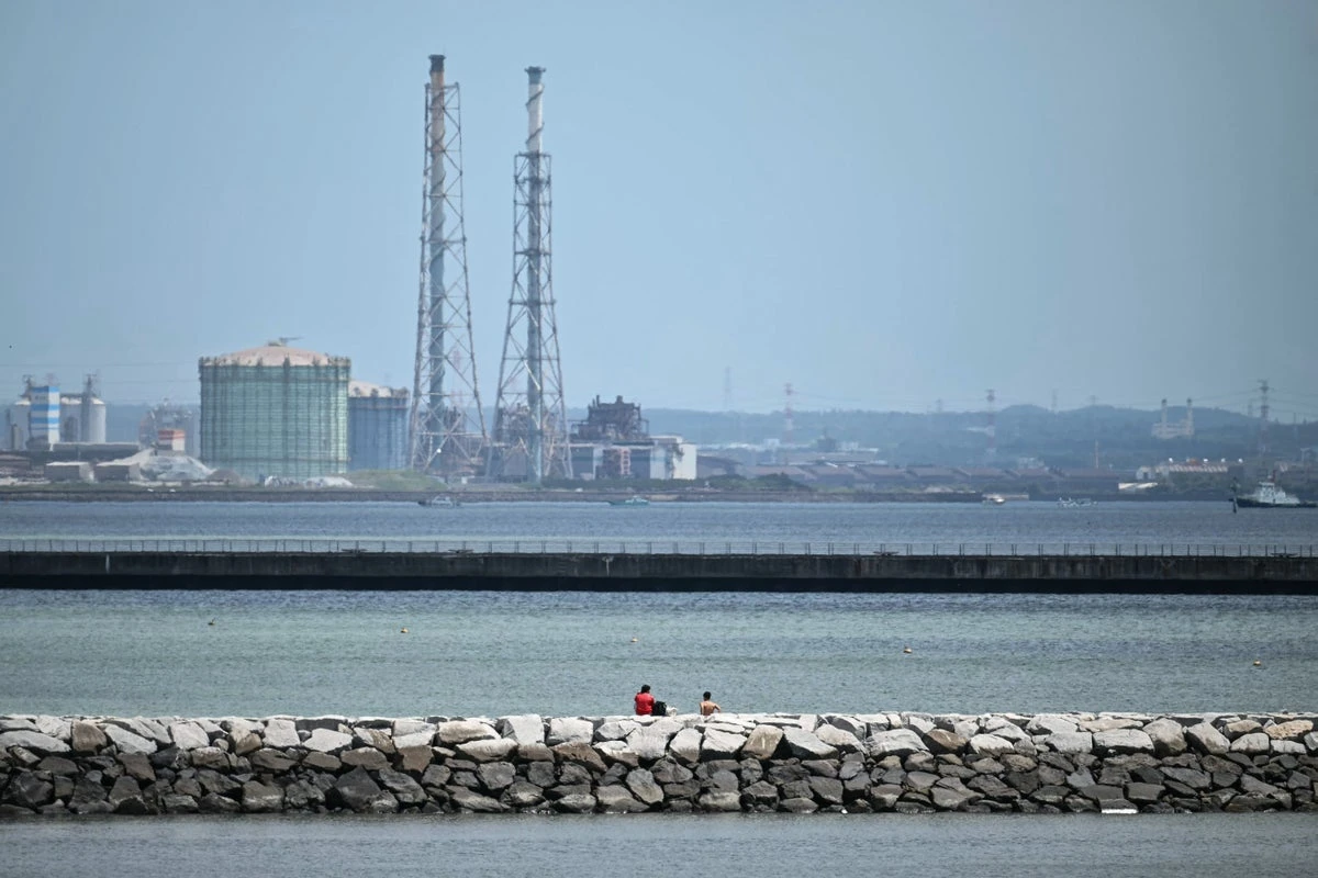 Fukushima nuclear plant workers evacuate after Japan warns of tsunami