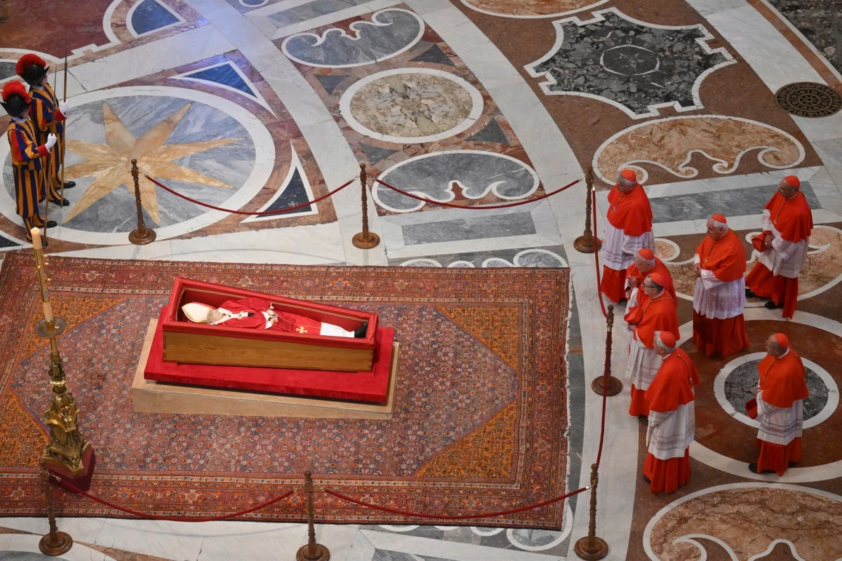 Pope Francis latest: Thousands mourners view Pontiff’s open coffin