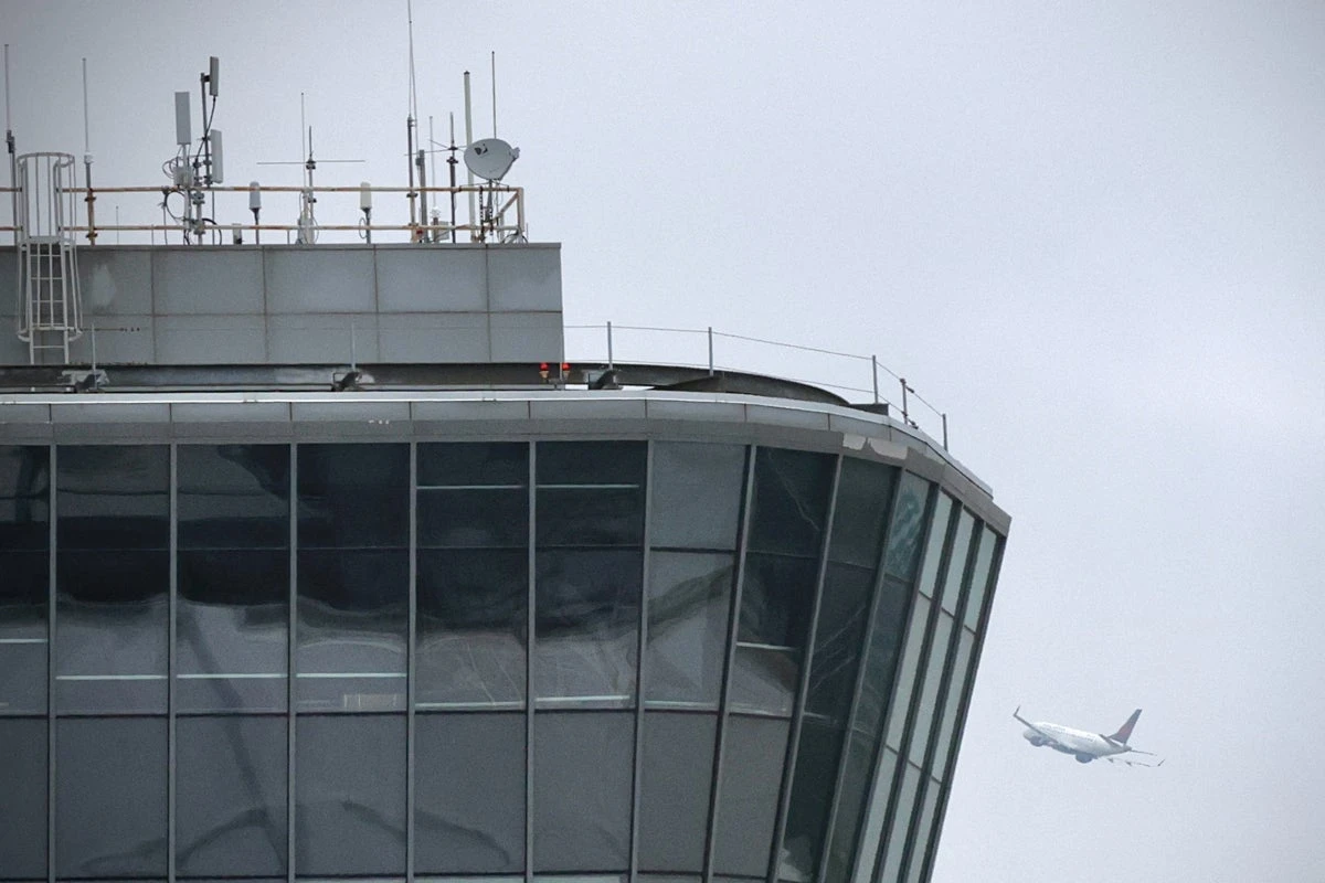 Flight reductions at Newark impacting prices at nearby airports