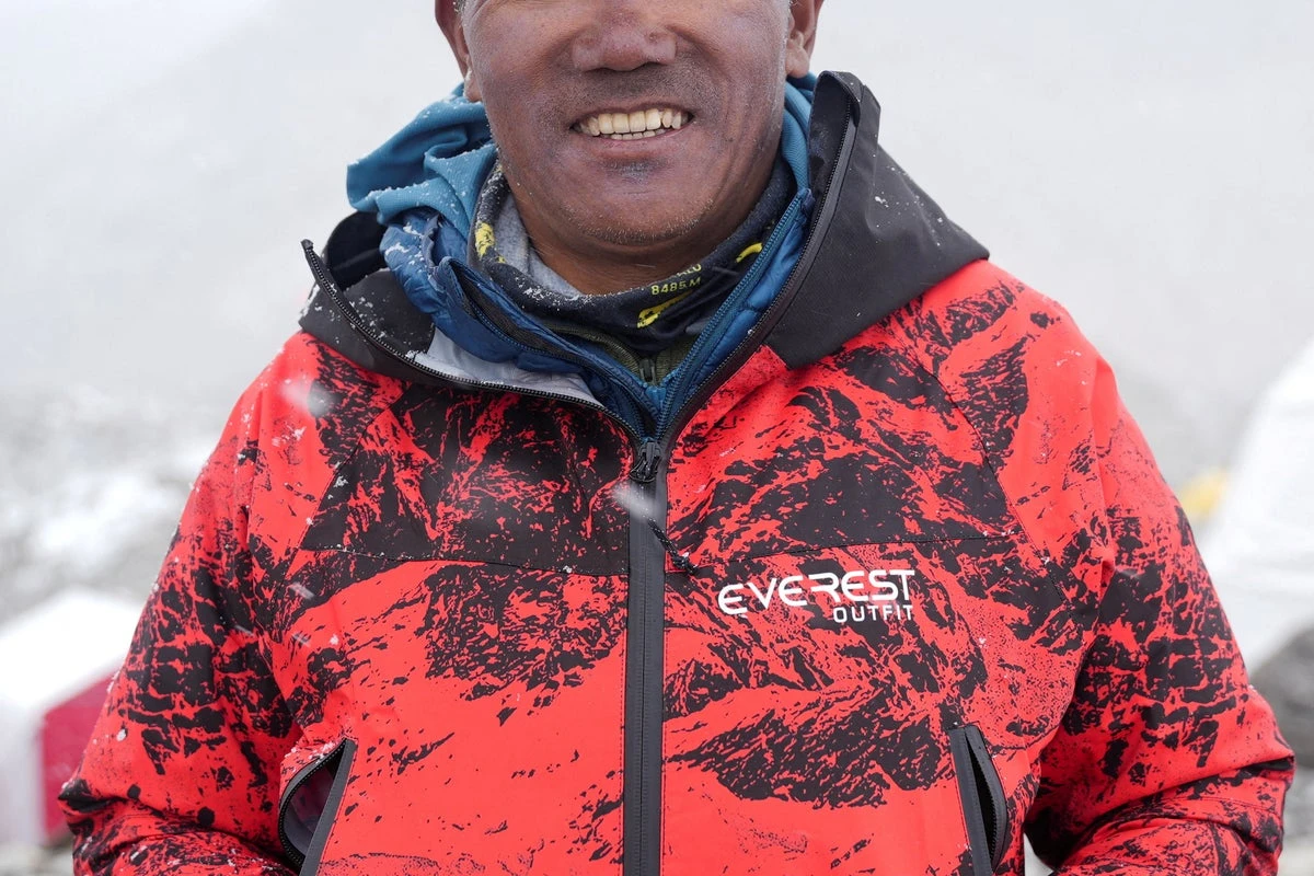 Nepali Sherpa guide scales ​Mount Everest for record 32nd time