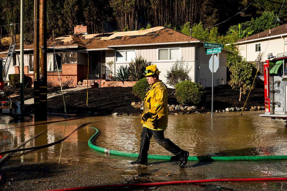 Firefighters battle 'diablo wind' to extinguish Oakland fire that burned 2 homes