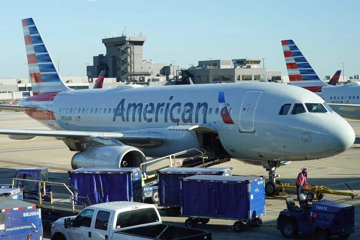 Flight attendants let passenger die while others deplaned, family says