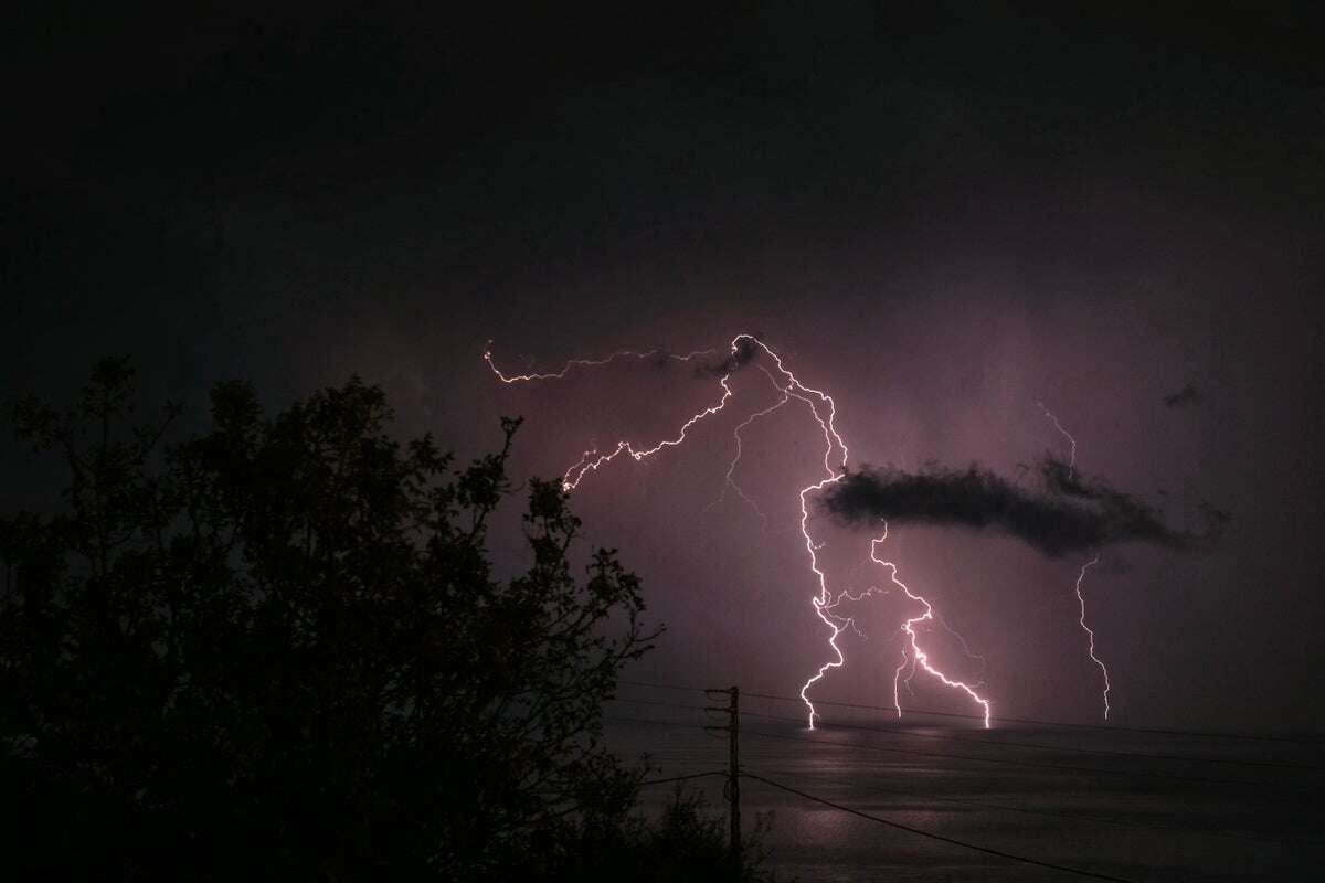 Tiny ‘microlightning’ flashes in water droplets may have sparked life