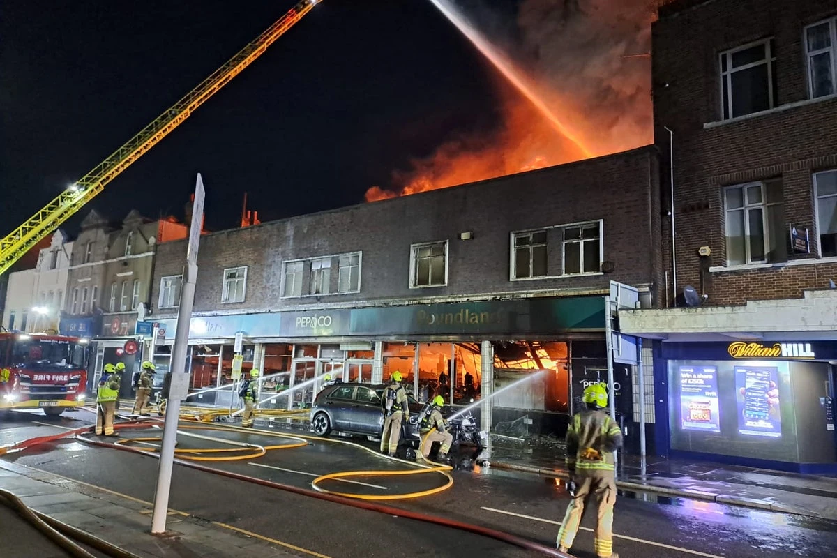 Huge fire at London Poundland shuts high street