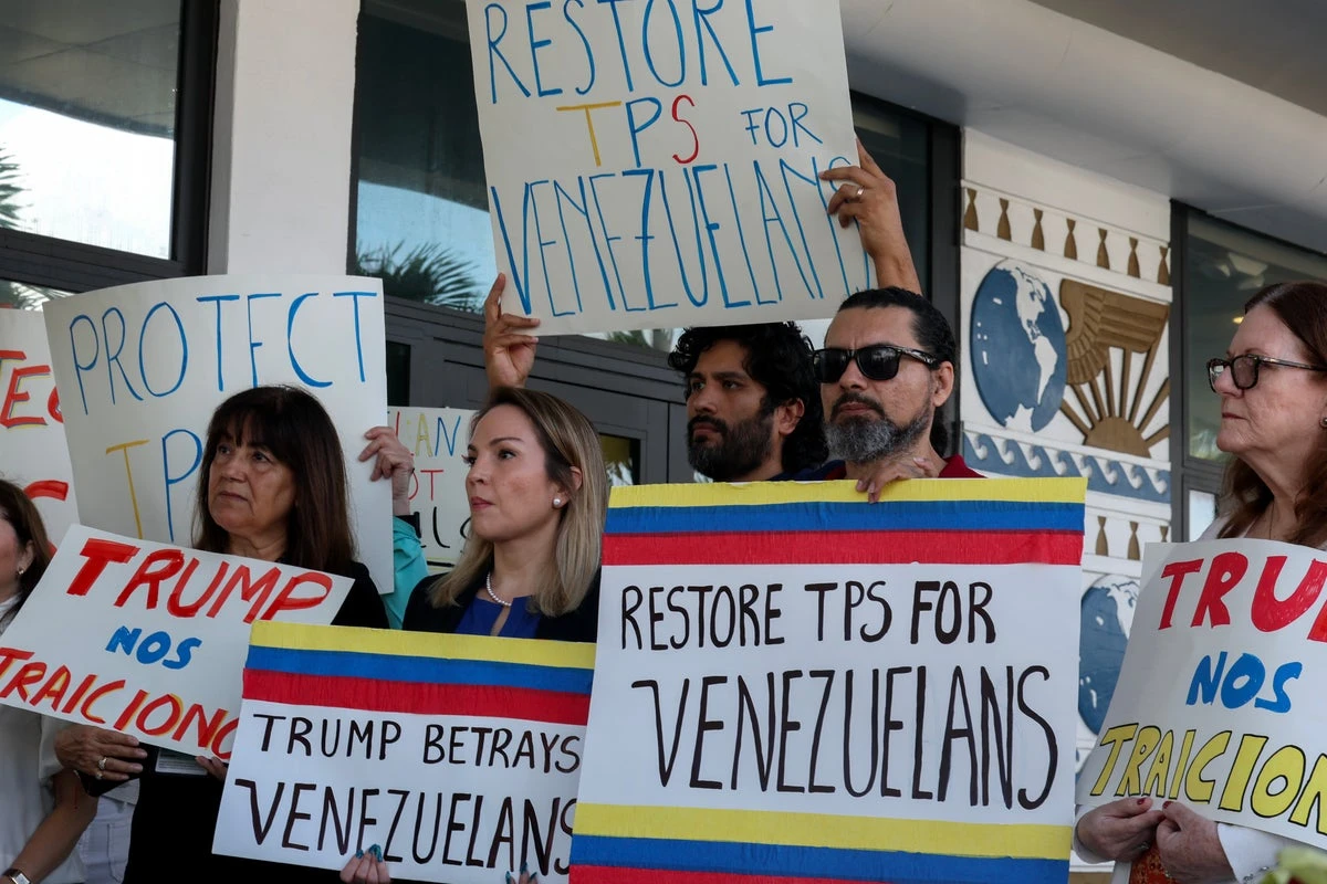 Supreme Court lets Trump strip protections for 350,000 Venezuelans
