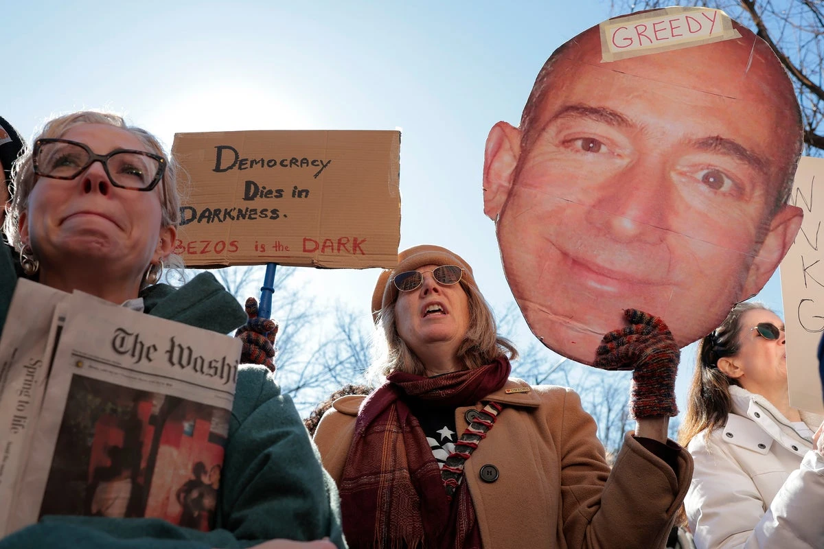 Bezos still praises Trump, but he’s preparing for a future after him