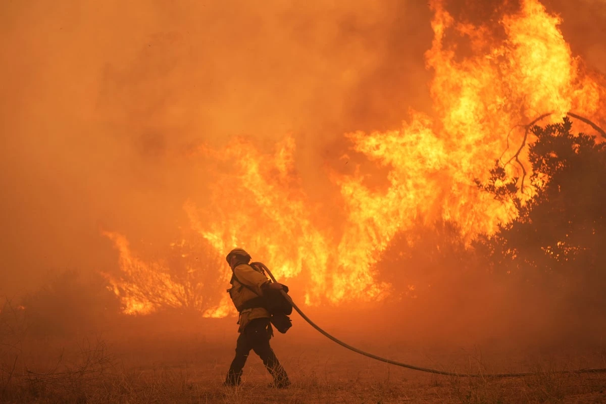 Thousands ordered to flee fast-moving fire in South California