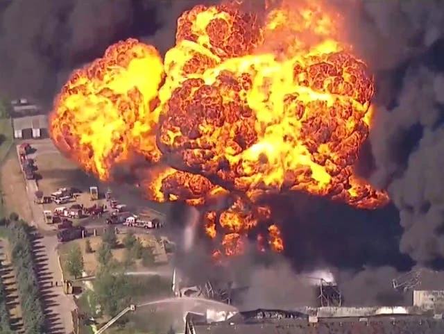Massive explosion at Illinois chemical plant prompts evacuation