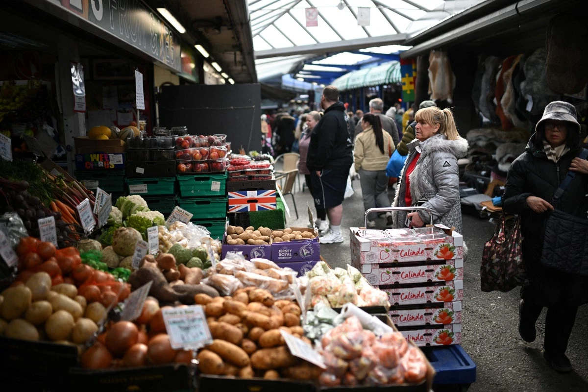 UK consumer confidence sees sharpest drop since start of Ukraine war