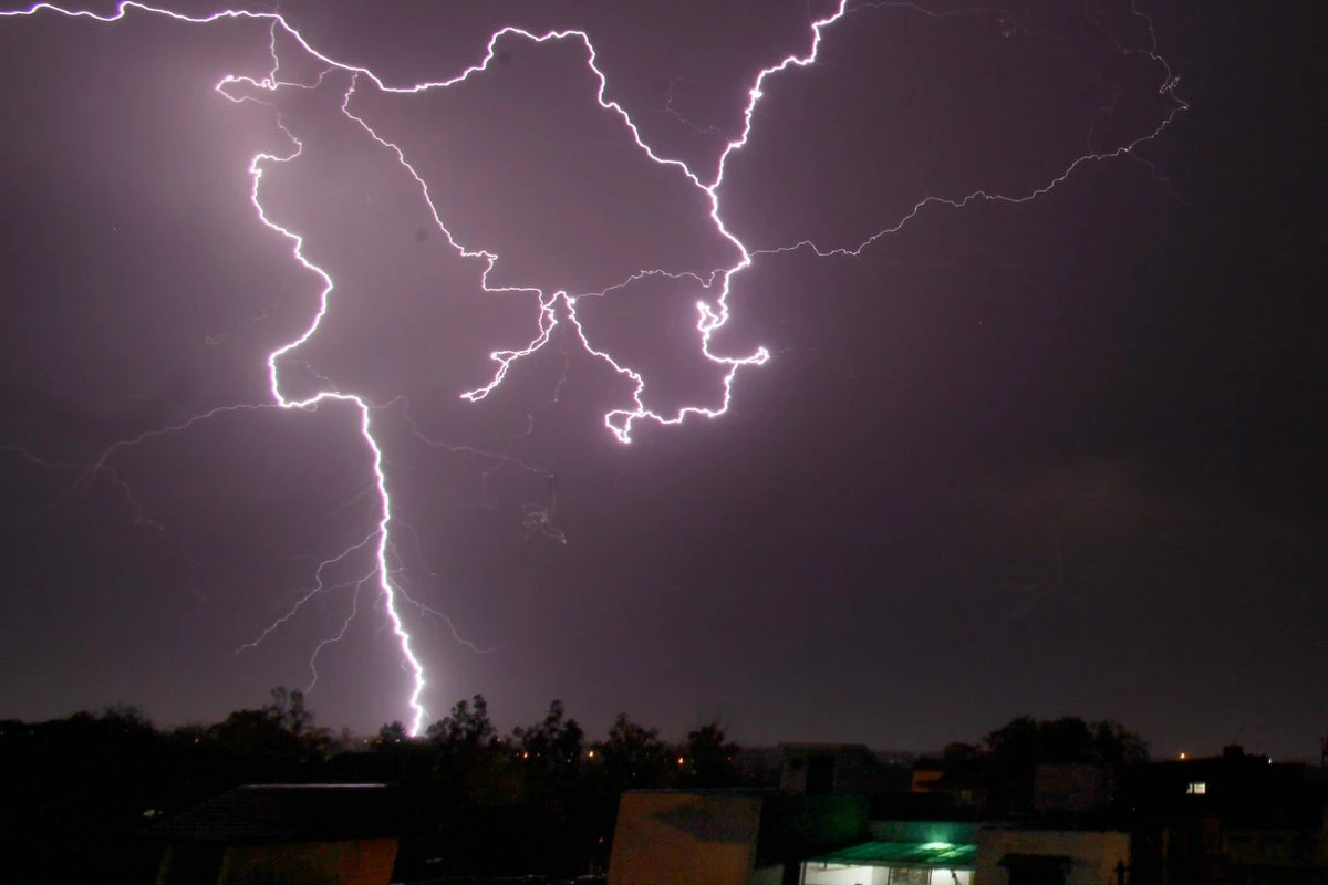 100 people killed in thunderstorm and lightning strikes in India