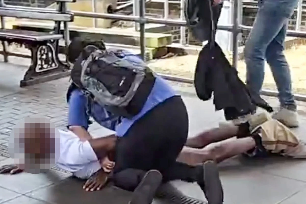 Police investigate Tube passengers who tackled man with trousers down
