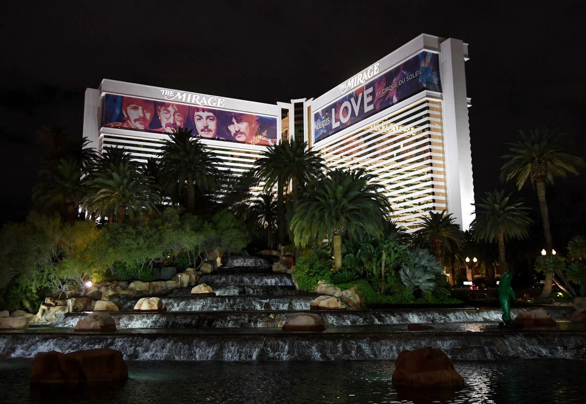 Mirage casino enthusiasts flock to Las Vegas icon for final good-byes
