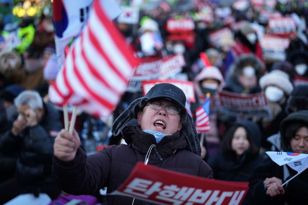 South Korean investigators try to arrest Yoon Suk Yeol - live