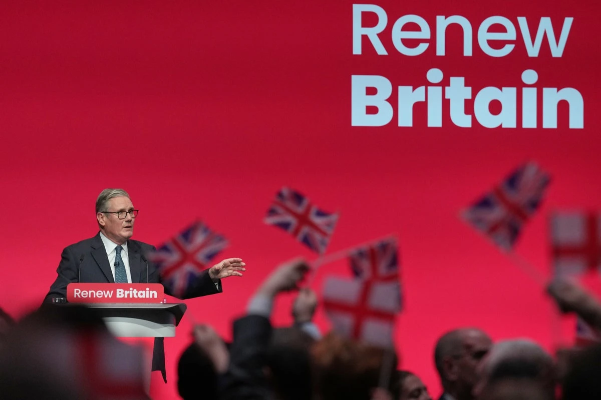 Starmer argues for inclusive patrotism and accuses Farage of trying to divide Britain