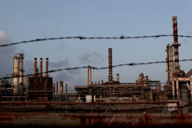 Refinery that showered people with oil droplets announces it’s closing