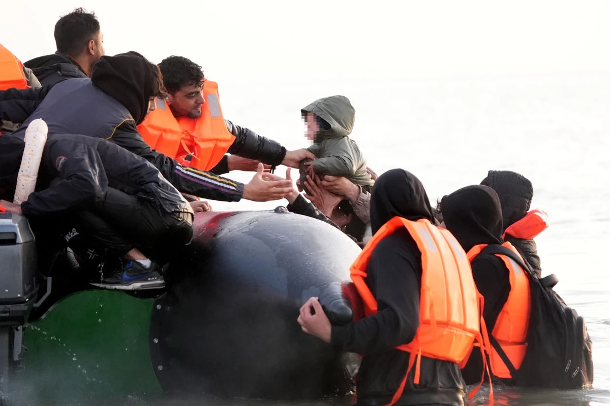 French police stand by while smugglers pick up migrants ‘like taxi’