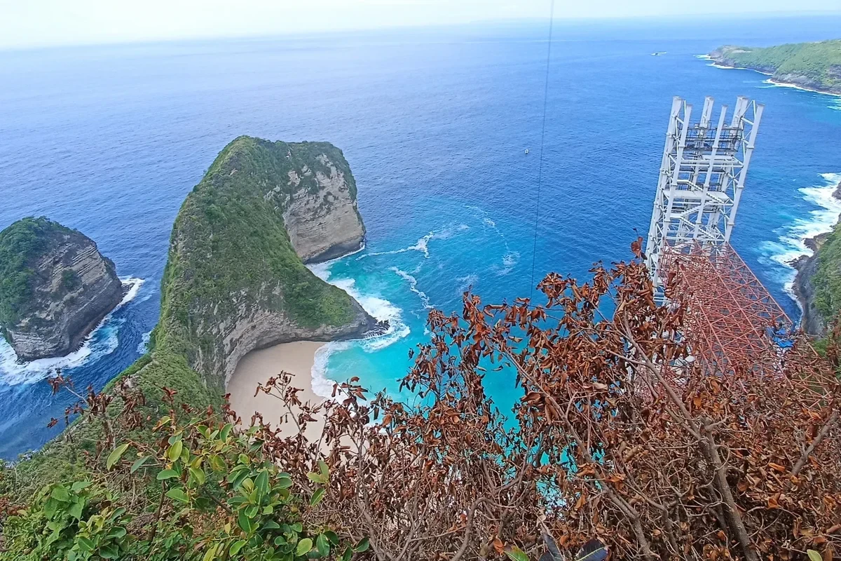 Bali halts construction of glass lift at Kelingking beach after outcry