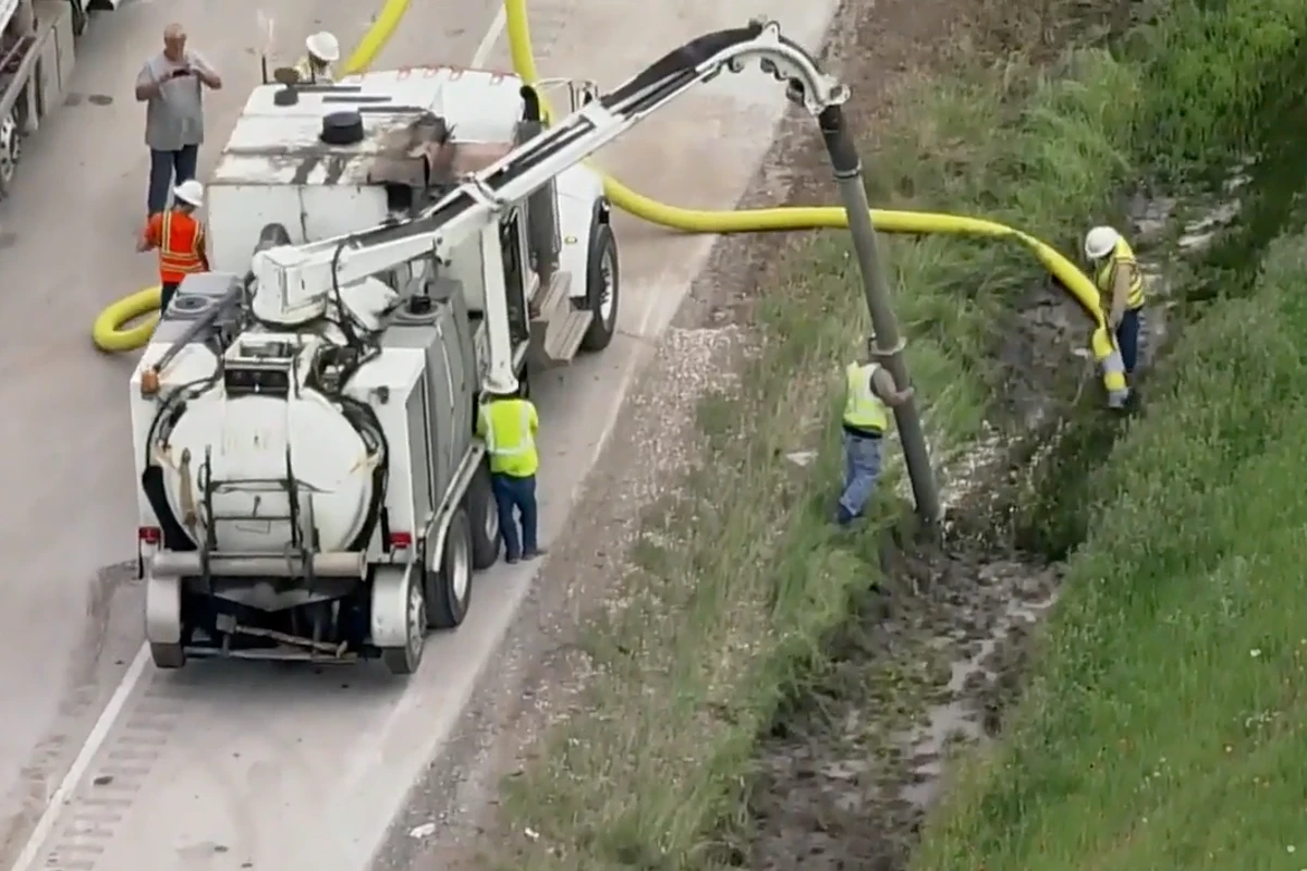 8 million dimes worth $800K spill across Texas highway during crash
