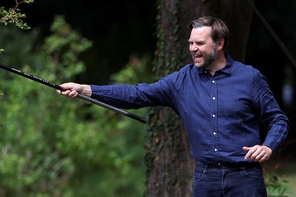 JD Vance to host Robert Jenrick at Cotswolds holiday home