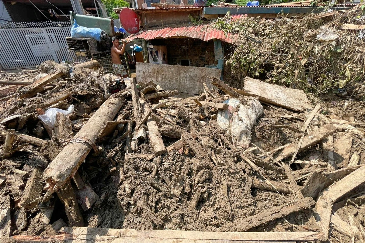 Super Typhoon Fung-wong batters Philippines coast ahead of landfall