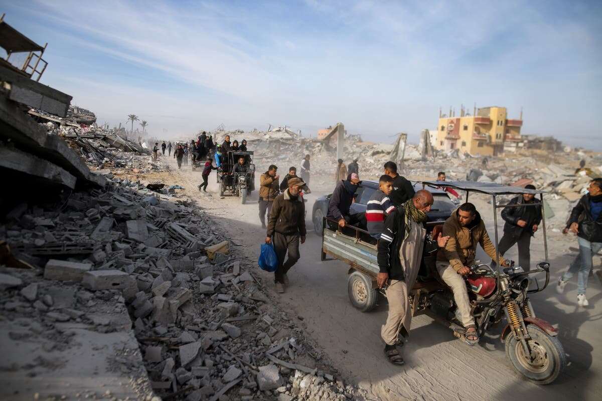 Palestinians trek across rubble to return homes as ceasefire begins