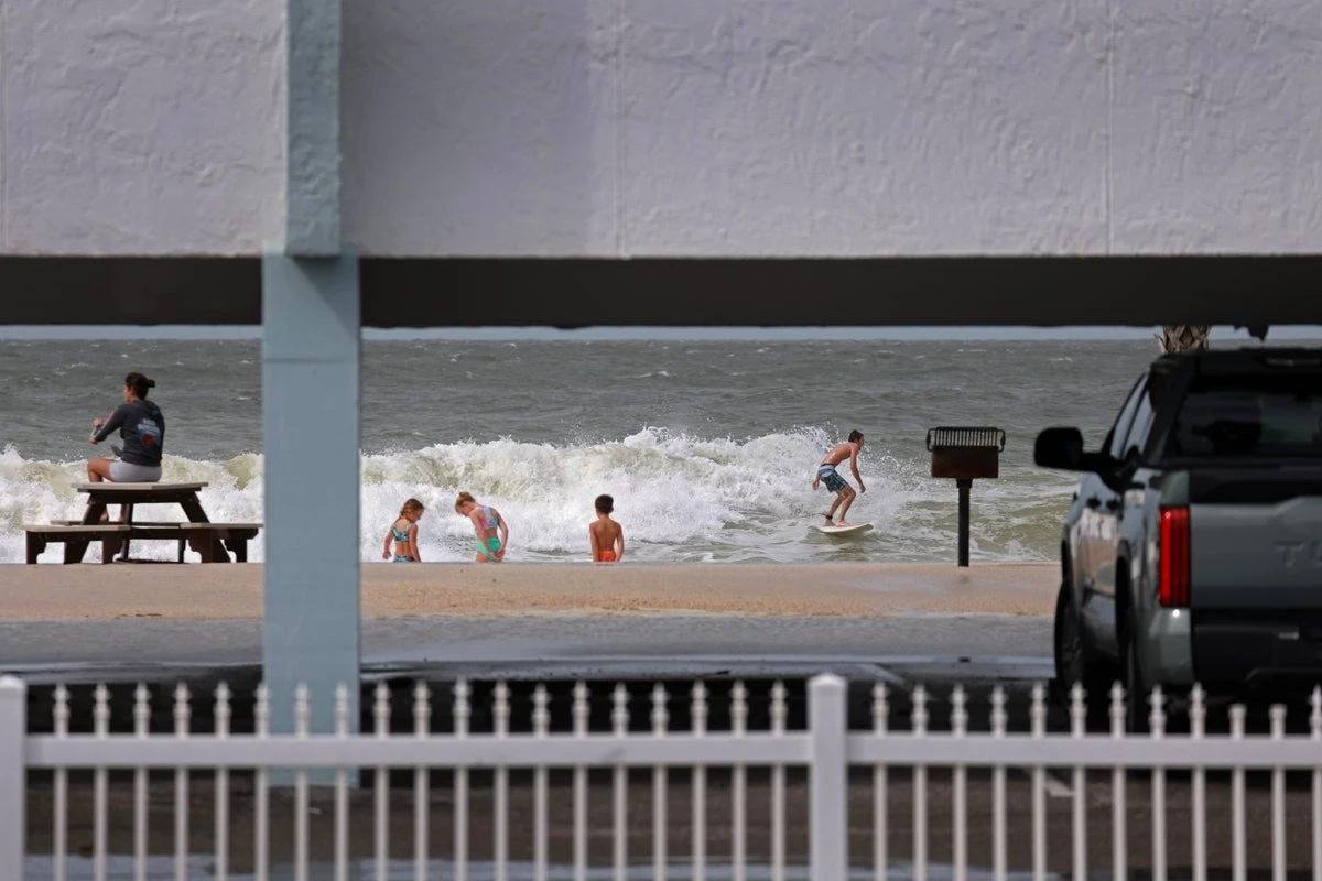 Teen hospitalized after lightning strikes family on Florida beach