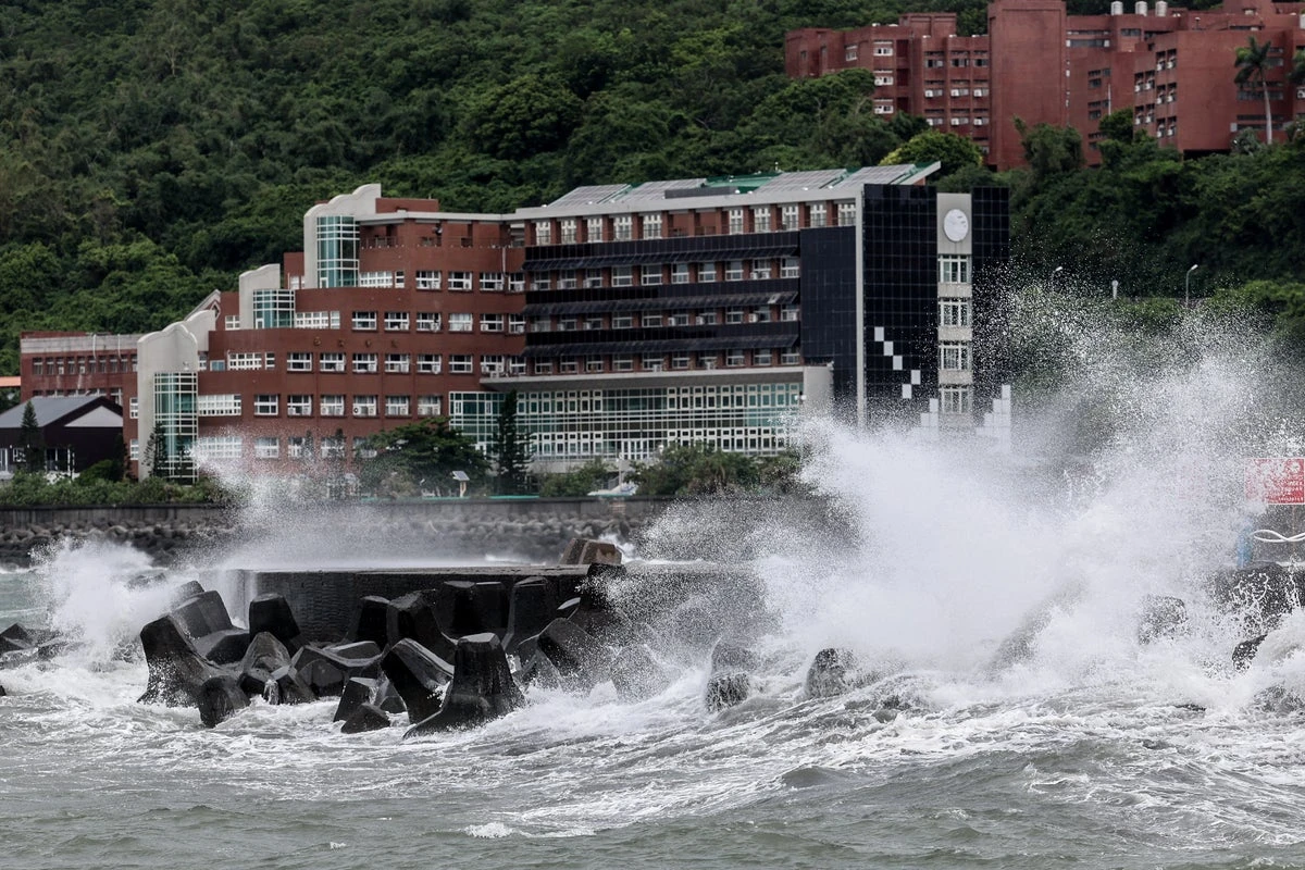 Flight cancellations as Typhoon Podul makes landfall in Taiwan
