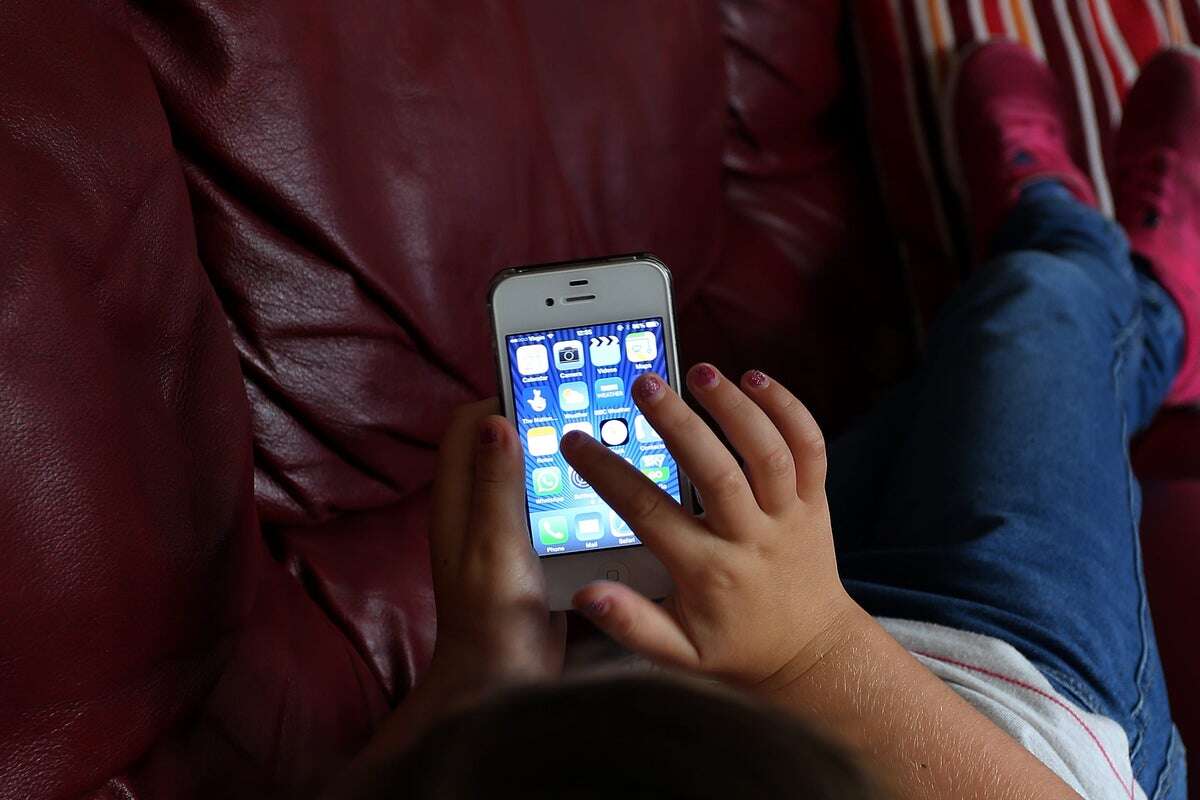 William Hague calls for tighter controls on smartphones for children