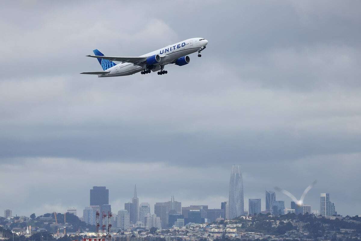 Flyer claims enraged United pilot had him arrested for hogging toilet